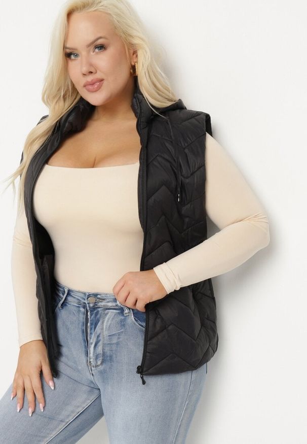 Born2be - Czarna Kamizelka Pikowana z Odpinanym Kapturem Ravisara. Okazja: na co dzień. Kolekcja: plus size. Kolor: czarny. Materiał: jeans. Wzór: aplikacja. Styl: elegancki, casual