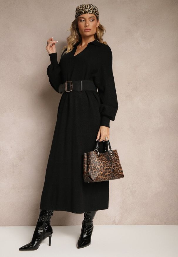 Renee - Czarna Sweterkowa Sukienka z Wiskozą o Pudełkowym Kroju Ozdobiona Kołnierzykiem Clarinnae. Kolor: czarny. Materiał: wiskoza. Wzór: aplikacja. Styl: elegancki