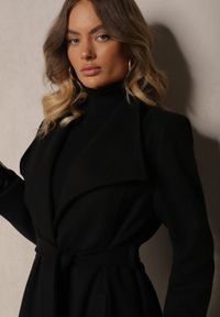 Renee - Czarny Szlafrokowy Płaszcz z Asymetrycznym Zapięciem przy Dekolcie i z Wiązanym Paskiem Inalisse. Kolor: czarny. Materiał: tkanina. Sezon: zima