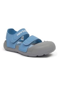 Sandały New Balance Jr SYA809R3 niebieskie. Zapięcie: rzepy. Kolor: niebieski. Materiał: materiał. Wzór: paski. Styl: młodzieżowy, sportowy