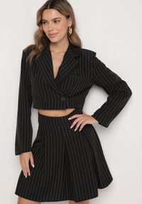 Born2be - Czarna Marynarka Dwurzędowa o Krótkim Kroju w Delikatne Paski Redarisa. Okazja: na co dzień. Kolor: czarny. Materiał: jeans. Długość: krótkie. Wzór: paski. Styl: elegancki, casual #6