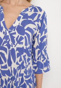 Born2be - Niebieska Wiskozowa Rozkloszowana Sukienka z Abstrakcyjnym Wzorem Liracalia. Okazja: na co dzień. Kolor: niebieski. Materiał: wiskoza. Styl: casual, elegancki #2