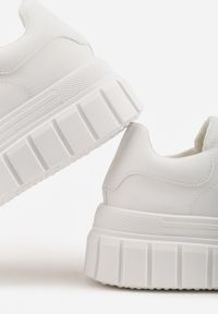 Renee - Białe Sneakersy VICES na Platformie w Stylu Chunky z Perforacją Hypsyllis. Okazja: na co dzień. Kolor: biały. Materiał: jeans. Obcas: na platformie #3
