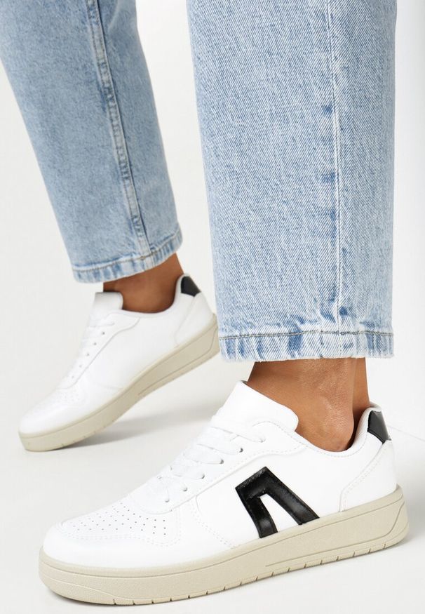 Born2be - Biało-Czarne Sznurowane Sneakersy z Wstawkami Shasita. Wysokość cholewki: przed kostkę. Kolor: biały. Szerokość cholewki: normalna. Wzór: aplikacja. Obcas: na płaskiej podeszwie
