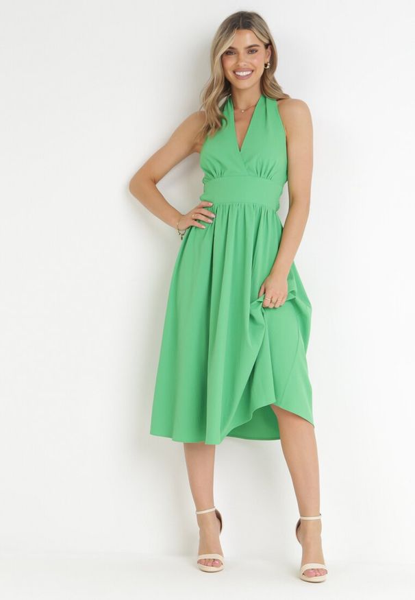 Born2be - Zielona Rozkloszowana Sukienka z Wiązaniem na Szyi Nosalae. Kolor: zielony. Typ sukienki: kopertowe