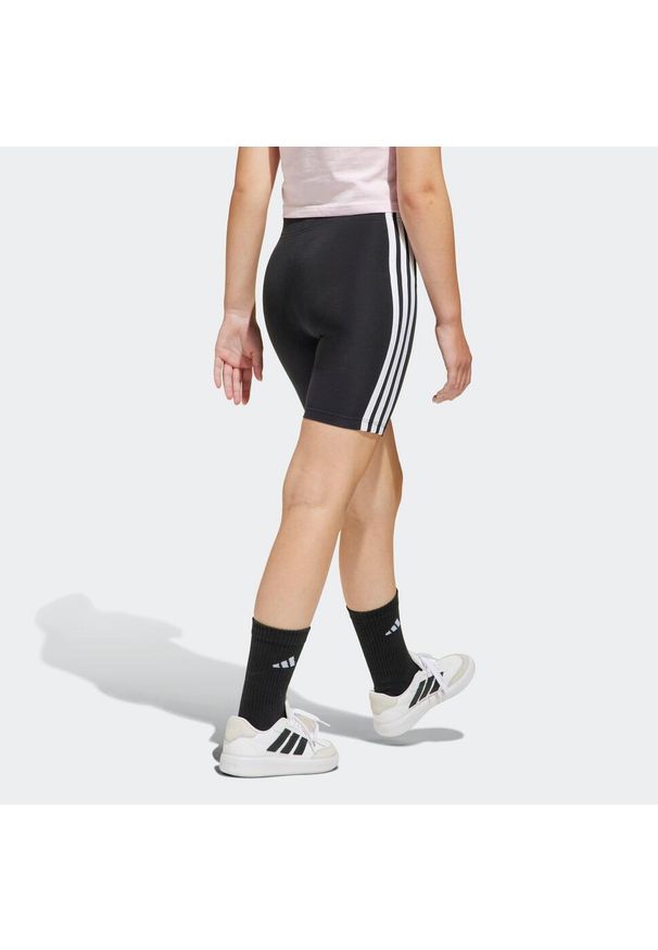 Adidas - Legginsy dziecięce ADIDAS krótkie. Okazja: na uczelnię. Kolor: czarny. Materiał: bawełna, włókno, jersey. Długość: krótkie. Wzór: paski. Styl: sportowy