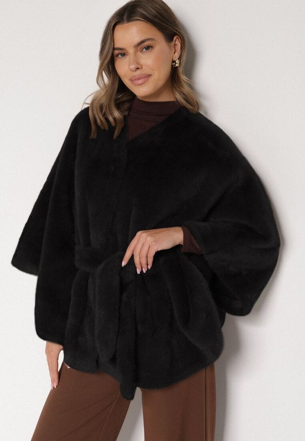 Born2be - Czarne Ponczo z Futerkiem i Wiązanym Paskiem Monalena. Okazja: do pracy, na co dzień, na spotkanie biznesowe. Kolor: czarny. Materiał: futro. Styl: casual, elegancki, biznesowy