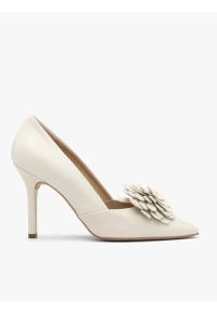 Ryłko - Kremowe ślubne czółenka z kwiatem. Okazja: na ślub cywilny, na wesele. Nosek buta: szpiczasty. Kolor: beżowy. Materiał: skóra. Wzór: kwiaty. Obcas: na obcasie. Styl: street. Wysokość obcasa: średni #1