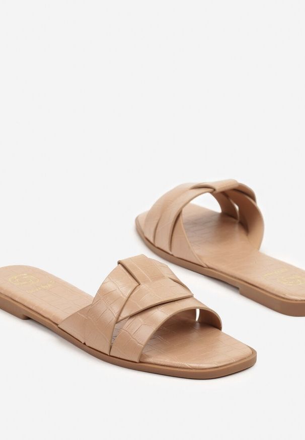 Born2be - Beżowe Płaskie Klapki z Tłoczeniem Skóry Krokodyla na Pasku Davivelle. Okazja: na co dzień. Kolor: beżowy. Materiał: skóra. Styl: elegancki, casual