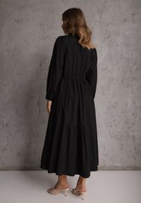 Renee - Czarna Rozkloszowana Sukienka Koszulowa z Bawełny i Wiskozy Zdobiona Klapami Gleta. Okazja: na co dzień. Kolor: czarny. Materiał: wiskoza, bawełna. Wzór: aplikacja. Typ sukienki: koszulowe. Styl: casual, elegancki #2