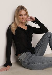Born2be - Czarna Prążkowana Bluzka z Wiskozą Ozdobiona Falbanami Pronasia. Okazja: na co dzień. Kolor: czarny. Materiał: prążkowany, wiskoza. Wzór: aplikacja. Styl: casual, elegancki, klasyczny #6