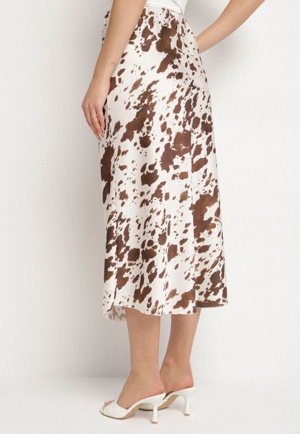 Born2be - Brązowa Trapezowa Satynowa Spódnica w Łaty Ralenira. Okazja: na co dzień. Kolor: brązowy. Materiał: satyna. Styl: casual, elegancki