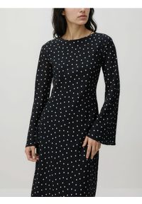 Reserved - Sukienka maxi w groszki - czarny. Kolor: czarny. Materiał: tkanina. Wzór: grochy. Typ sukienki: proste. Długość: maxi #1