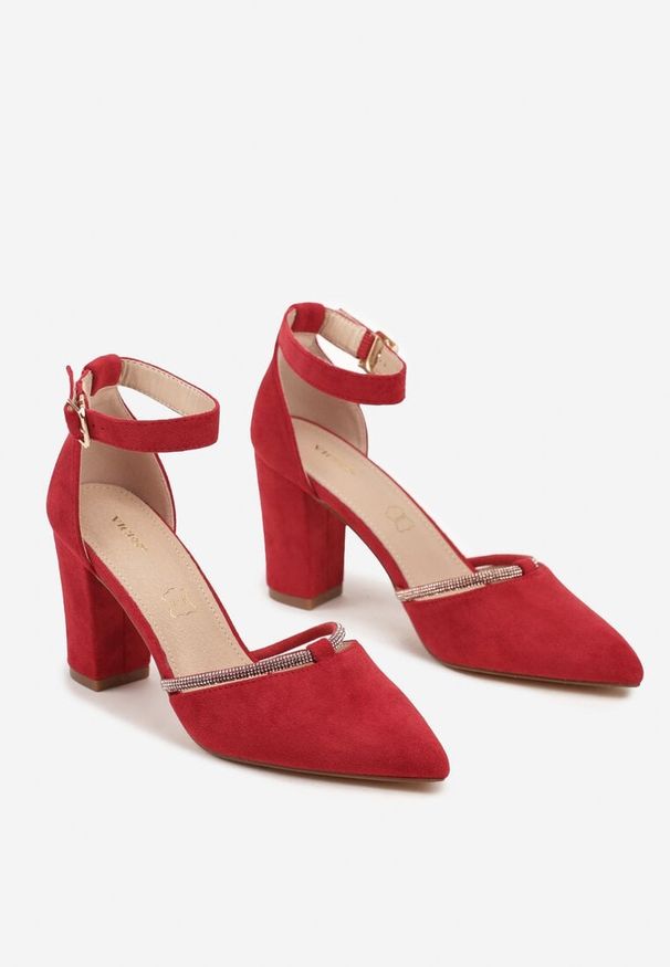 Born2be - Czerwone Czółenka Vices z Wkładką ze Skóry Naturalnej Ozdobione Cyrkoniami Virirra. Nosek buta: szpiczasty. Zapięcie: sprzączka. Kolor: czerwony. Materiał: skóra. Wzór: aplikacja. Obcas: na obcasie. Styl: elegancki, wizytowy. Wysokość obcasa: średni