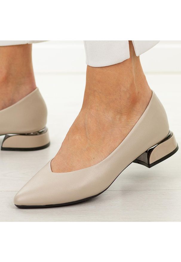 Beżowe czółenka damskie na obcasie Vinceza 62280. Okazja: na co dzień. Kolor: beżowy. Materiał: skóra. Szerokość cholewki: normalna. Sezon: wiosna, lato. Obcas: na obcasie. Styl: wizytowy, casual, klasyczny, elegancki. Wysokość obcasa: niski