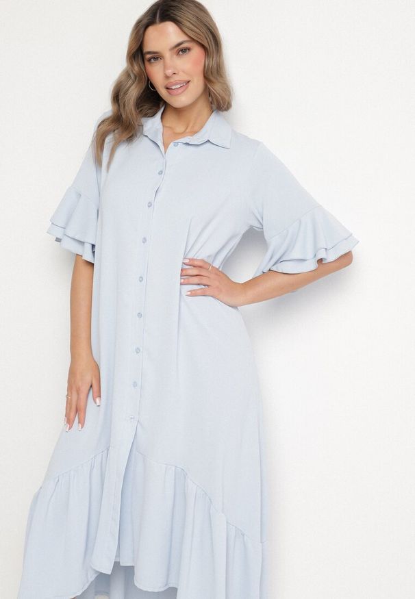 Born2be - Jasnoniebieska Sukienka Koszulowa z Ozdobną Falbanką Daviravie. Okazja: na co dzień. Kolor: niebieski. Typ sukienki: koszulowe. Styl: elegancki, casual, klasyczny