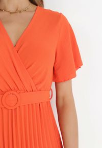 Born2be - Pomarańczowa Sukienka Plisowana z Kopertowym Dekoltem Zamiya. Kolor: pomarańczowy. Materiał: materiał. Długość rękawa: krótki rękaw. Typ sukienki: kopertowe