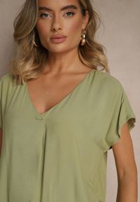 Renee - Zielona Bluzka z Wiskozy z Trójkątnym Dekoltem Tilimira. Okazja: na co dzień. Kolor: zielony. Materiał: wiskoza. Styl: elegancki, casual #5