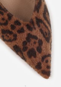 Born2be - Brązowe Panterkowe Czółenka Vices na Szpilce ze Skórzaną Wkładką Ozdobione Nitami Aribene. Okazja: na spotkanie biznesowe. Zapięcie: sprzączka. Kolor: brązowy. Materiał: skóra. Wzór: aplikacja. Obcas: na szpilce. Styl: biznesowy, elegancki, klasyczny #9