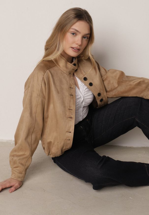 Born2be - Jasnobrązowa Kurtka w Stylu Bomberki z Ozdobnymi Guzikami Polimi. Okazja: na co dzień. Kolor: brązowy. Materiał: jeans. Styl: casual