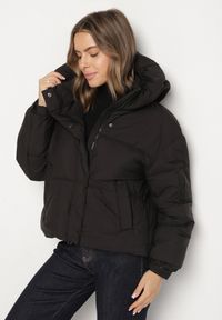 Born2be - Czarna Pikowana Kurtka Puffer z Kapturem i Kieszonką przy Rękawie Galieana. Okazja: na spacer. Typ kołnierza: kaptur. Kolor: czarny. Materiał: jeans, dzianina. Styl: sportowy, elegancki