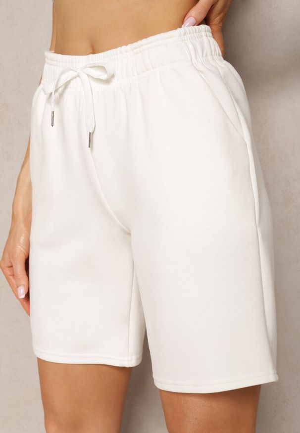 Renee - Białe Klasyczne Szorty do Kolan z Gumką w Pasie Fermatia. Kolor: biały. Długość: do kolan. Sezon: lato. Styl: klasyczny