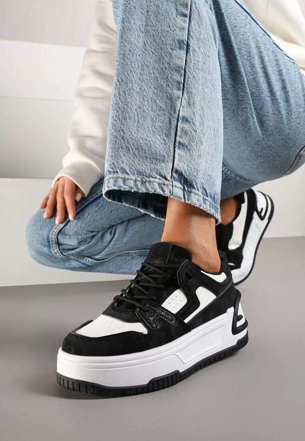 Born2be - Czarno-Białe Sneakersy na Grubej Podeszwie z Perforacją i Geometrycznym Tłoczeniem Deolisa. Okazja: na co dzień. Kolor: czarny. Materiał: jeans. Wzór: geometria. Sezon: jesień, wiosna