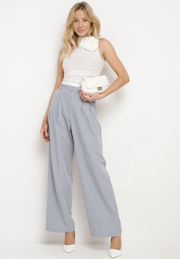 Born2be - Szare Szerokie Spodnie w Kant z Wysoką Talią Balalis. Okazja: na co dzień. Stan: podwyższony. Kolor: szary. Materiał: wiskoza. Styl: elegancki, casual, klasyczny
