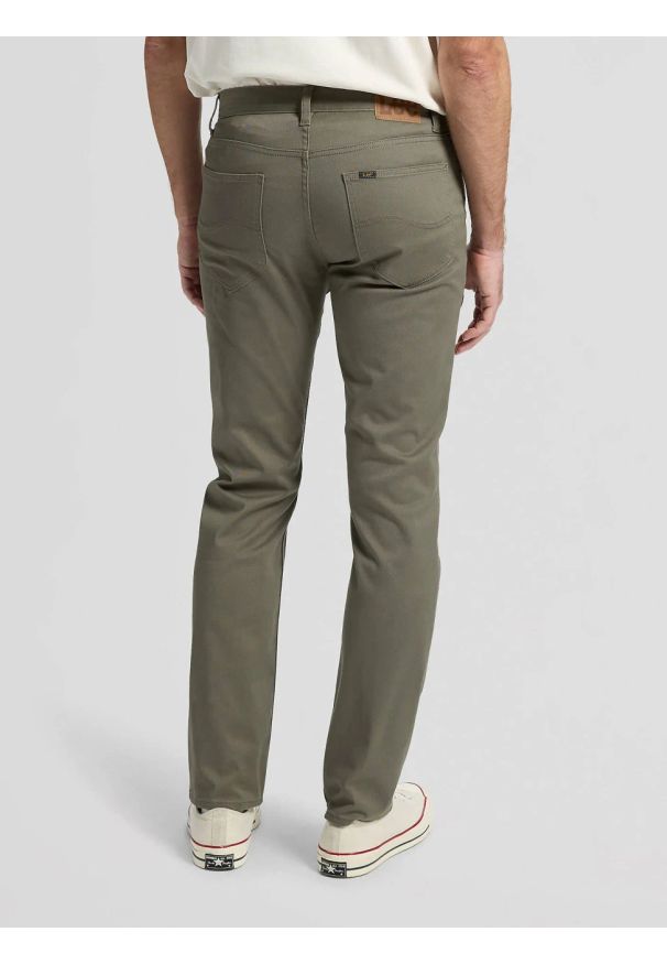 Lee - MESKIE SPODNIE LEE DAREN LICHEN OLIVE 112376405