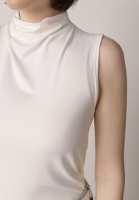 Born2be - Biała Gładka Bluzka Bez Rękawów z Półgolfem Nedivra. Okazja: do pracy, na co dzień, na spotkanie biznesowe. Kolor: biały. Materiał: elastan, materiał, jeans, poliester. Długość rękawa: bez rękawów. Wzór: gładki. Styl: elegancki, biznesowy, klasyczny, casual #2