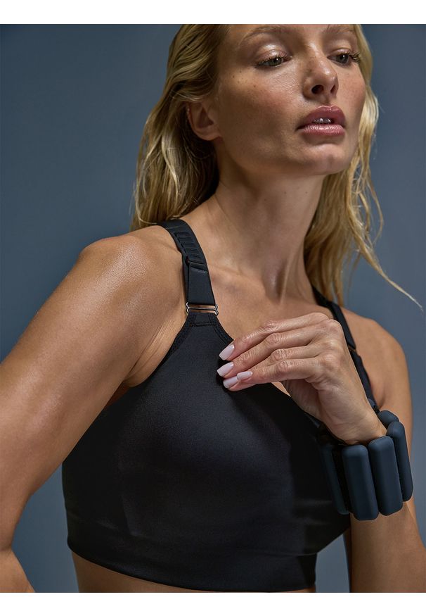 4f - 4F Biustonosz treningowy z wysokim wsparciem - czarny S. Kolor: czarny. Materiał: włókno, materiał, elastan. Wzór: ze splotem, jednolity. Sport: bieganie, fitness