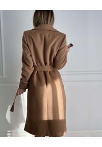 SANDRA STACHURA - Brązowy płaszcz z wełny dziewiczej. Kolor: brązowy. Materiał: wełna. Wzór: aplikacja