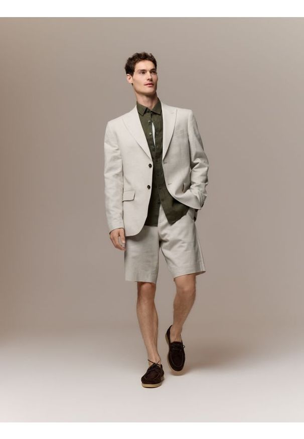 Reserved - Garniturowe szorty z lnem - beżowy. Kolor: beżowy. Materiał: len