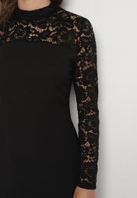 Born2be - Czarna Rozkloszowana Sukienka z Koronką i Stójką Edanith. Okazja: na co dzień. Typ kołnierza: kołnierzyk stójkowy. Kolor: czarny. Materiał: koronka. Długość rękawa: długi rękaw. Wzór: koronka. Typ sukienki: proste. Styl: casual, wizytowy #7