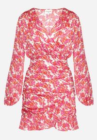 Born2be - Różowa Mini Sukienka Marszczona o Kopertowym Kroju z Lekką Falbanką Xarsa. Kolor: różowy. Typ sukienki: kopertowe. Długość: mini #3