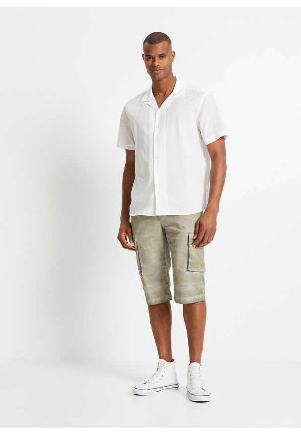 bonprix - Dłuższe bermudy bojówki w wygodnym fasonie z elastycznego materiału, regular fit. Kolor: zielony, beżowy. Materiał: materiał. Długość: długie