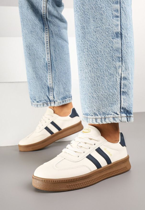 Renee - Beżowo-Granatowe Sneakersy Sportowe z Ozdobnymi Paskami i Przeszyciami Wenilan. Okazja: na co dzień. Zapięcie: pasek. Kolor: beżowy. Materiał: jeans. Wzór: paski. Obcas: na płaskiej podeszwie