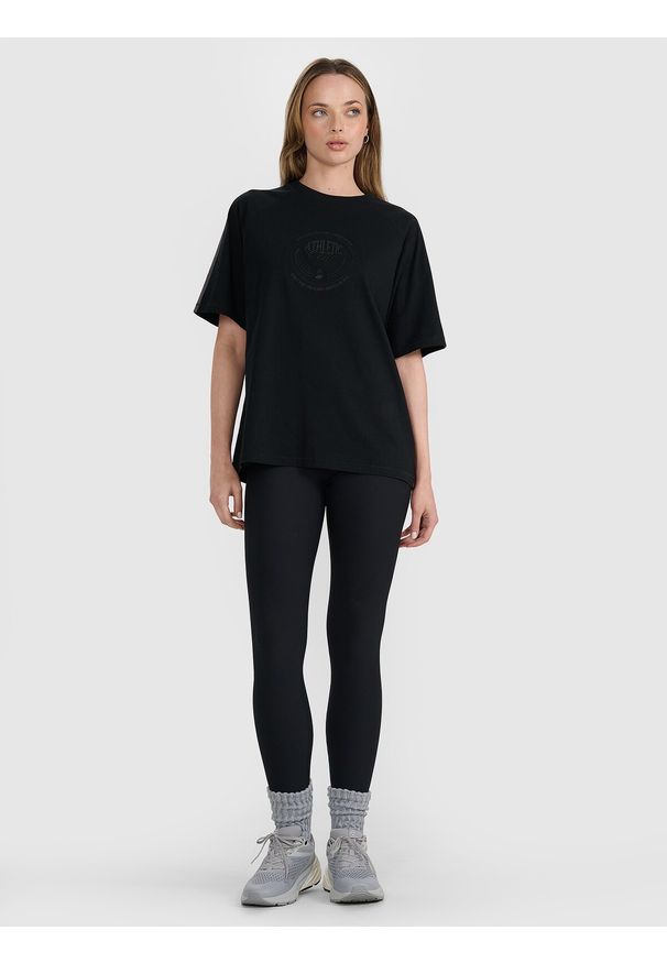 4f - 4F T-shirt oversize z nadrukiem damski - czarny M. Okazja: na co dzień. Kolor: czarny. Materiał: dzianina, tkanina, materiał, bawełna, jersey. Długość rękawa: krótki rękaw. Długość: krótkie. Wzór: nadruk. Styl: casual, klasyczny, sportowy