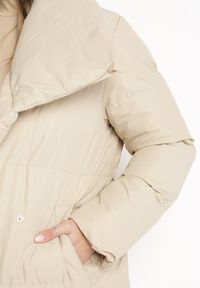 Born2be - Beżowa Kurtka Płaszcz Zapinana na Napy Ukryte pod Plisą z Kieszeniami i Paskiem Ritallas. Typ kołnierza: kołnierzyk stójkowy. Kolor: beżowy. Materiał: materiał. Długość: długie. Sezon: zima #4