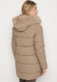 Born2be - Brązowa Taliowana Kurtka z Pikowanymi Przeszyciami i Kapturem z Futrem Avileria. Okazja: na co dzień, na spacer. Kolekcja: plus size. Kolor: brązowy. Materiał: futro. Styl: casual #6
