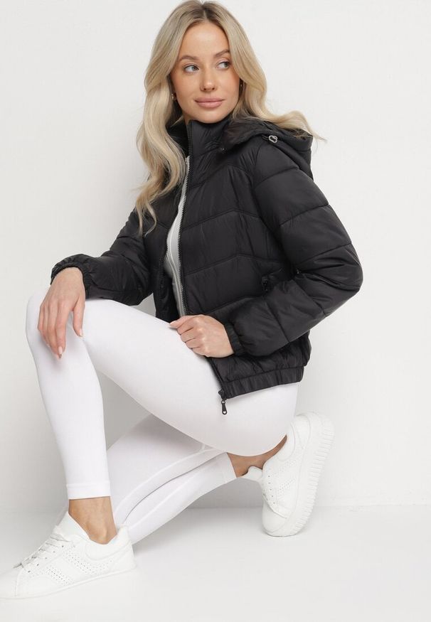 Born2be - Czarna Pikowana Kurtka z Odpinanym Kapturem Milvesia. Okazja: na co dzień. Kolor: czarny. Materiał: jeans. Długość: krótkie. Styl: elegancki, casual