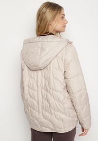 Born2be - Beżowa Pikowana Kurtka Przejściowa o Klasycznym Kroju z Kapturem Tavitte. Okazja: na spacer, na co dzień. Typ kołnierza: kaptur. Kolekcja: plus size. Kolor: beżowy. Materiał: jeans, poliester. Wzór: aplikacja. Styl: klasyczny #4