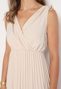 Born2be - Beżowa Plisowana Sukienka z Bawełną i Wiskozą o Rozkloszowanym Kroju z Gumką w Talii Xefia. Okazja: na spotkanie biznesowe, na co dzień. Kolor: beżowy. Materiał: wiskoza, bawełna. Sezon: wiosna, lato. Styl: casual, klasyczny, biznesowy #2