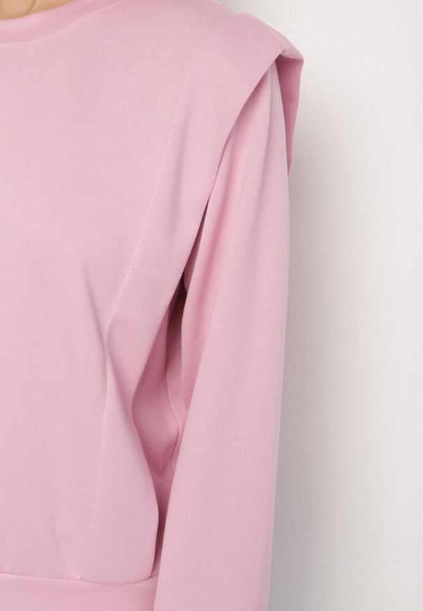 Born2be - Różowa Bluza z Wiskozą z Podkreśloną Linią Ramion Alithra. Okazja: na co dzień. Kolor: różowy. Materiał: wiskoza. Wzór: aplikacja. Styl: klasyczny, casual, elegancki