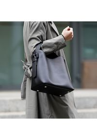 Shopperka Solier FL44 Elara czarna. Kolor: czarny. Wzór: jednolity. Materiał: skórzane. Styl: biznesowy, klasyczny, elegancki, casual. Rodzaj torebki: na ramię