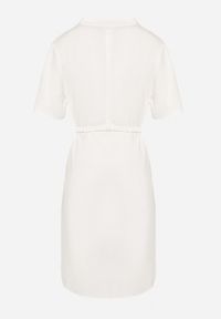 Born2be - Biała Sukienka Trapezowa z Koszulową Górą i Materiałowym Paskiem w Talii Vikiiona. Okazja: na spotkanie biznesowe. Typ kołnierza: dekolt w kształcie V. Kolor: biały. Materiał: materiał. Długość rękawa: krótki rękaw. Typ sukienki: trapezowe, koszulowe. Styl: biznesowy #3