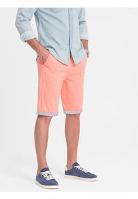 Ombre Clothing - Szorty męskie chinosy z kontrastowym podwinięciem – łososiowe V9. Okazja: na imprezę, do pracy, na co dzień. Kolor: pomarańczowy. Materiał: tkanina, elastan, bawełna. Długość: krótkie. Wzór: kolorowy. Sezon: lato. Styl: wakacyjny, casual #9