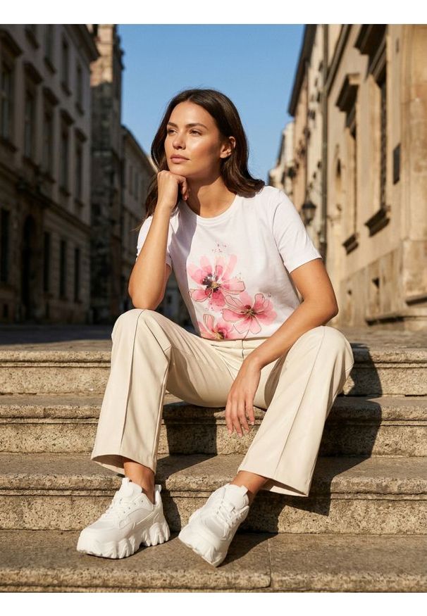 Sinsay - Bawełniana koszulka z nadrukiem w kwiaty - kremowy. Kolor: kremowy. Materiał: bawełna. Wzór: nadruk, kwiaty