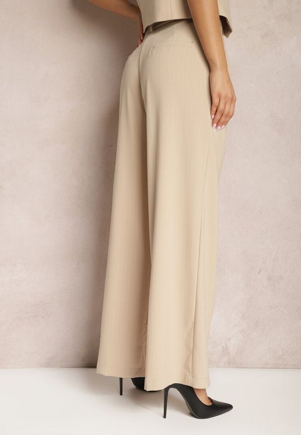 Renee - Beżowe Spodnie Szerokie w Garniturowym Stylu w Delikatne Prążki Tsalena. Okazja: na imprezę, na co dzień, na spotkanie biznesowe. Stan: podwyższony. Kolor: beżowy. Materiał: prążkowany. Wzór: prążki. Styl: wizytowy, casual, biznesowy, elegancki