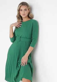 Born2be - Zielona Sukienka Plisowana z Paskiem Gonge. Okazja: na co dzień, na imprezę. Kolor: zielony. Typ sukienki: proste, dopasowane. Styl: klasyczny, elegancki, casual #5